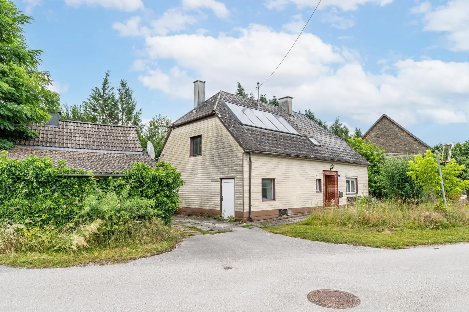 Einfamilienhaus mit Nebengebäuden und großem Grundstück Nähe Enns