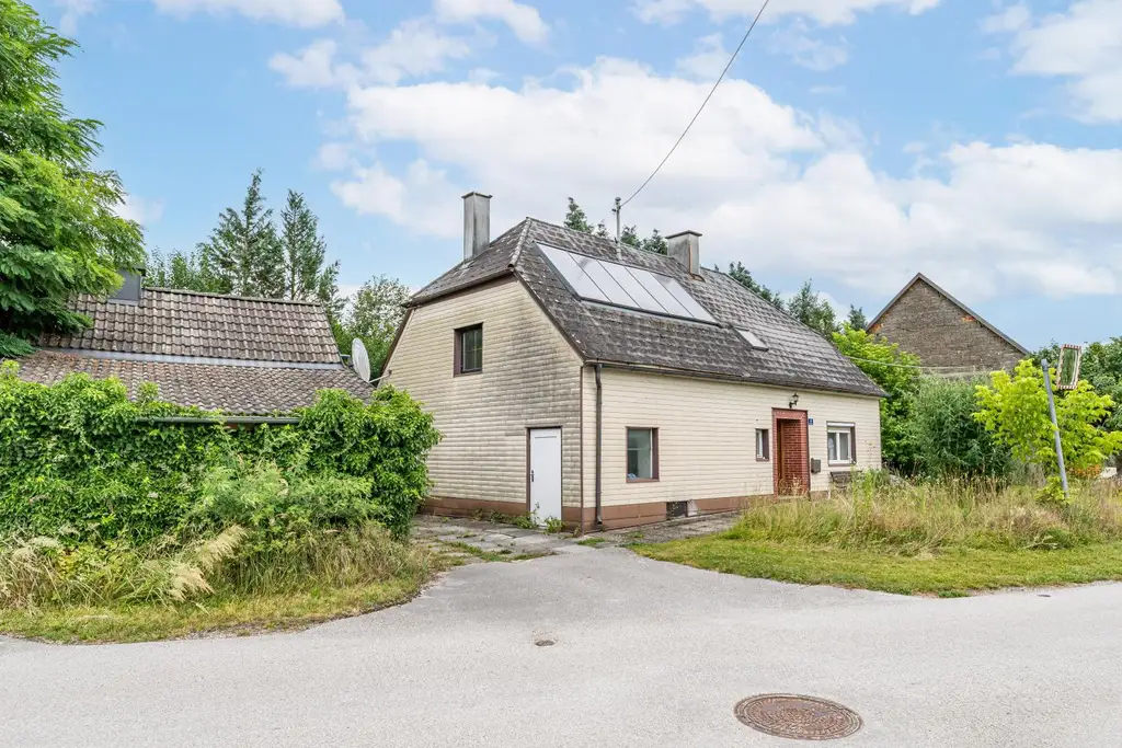 Einfamilienhaus mit Nebengebäuden und großem Grundstück Nähe Enns