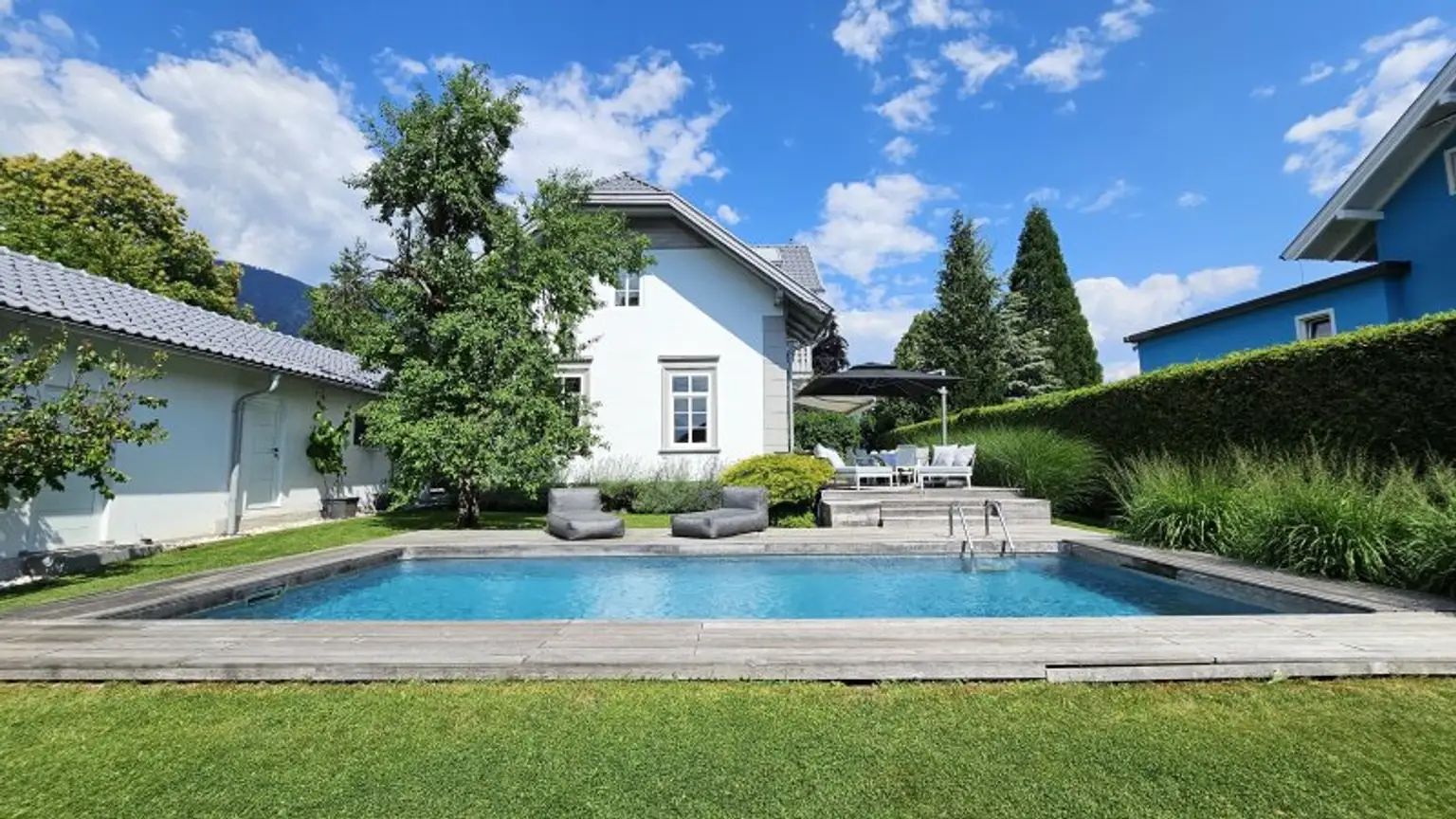 Außenansicht - Garten - Pool - Haus - Seeboden - kaufen