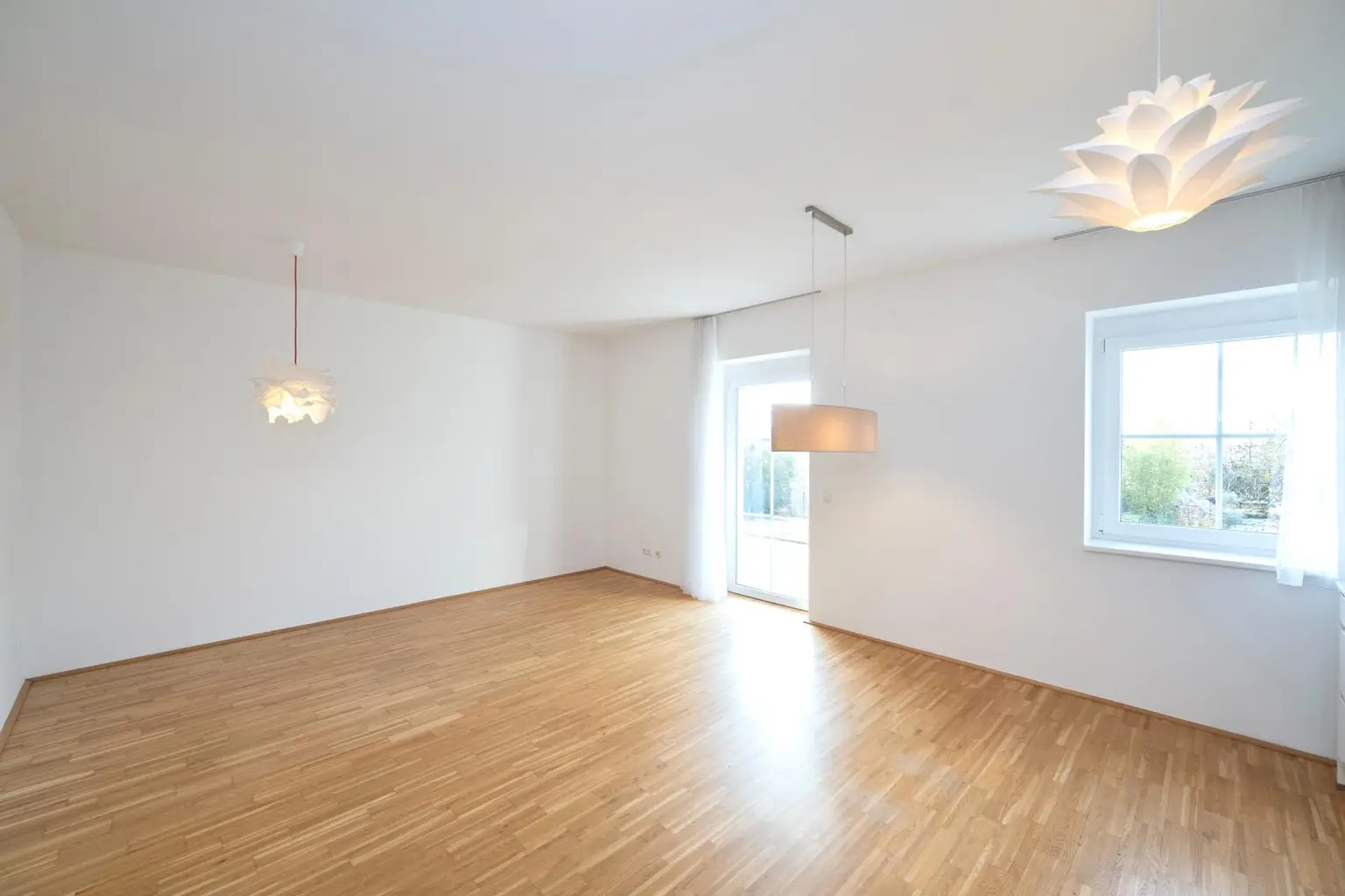 Wohn- und Essbereich mit Ausgang zum Garten