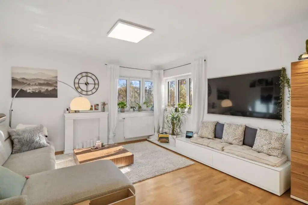 Wohnen mit Blick in den Wienerwald – Außergewöhnlicher Bungalow mit Pool und Photovoltaik