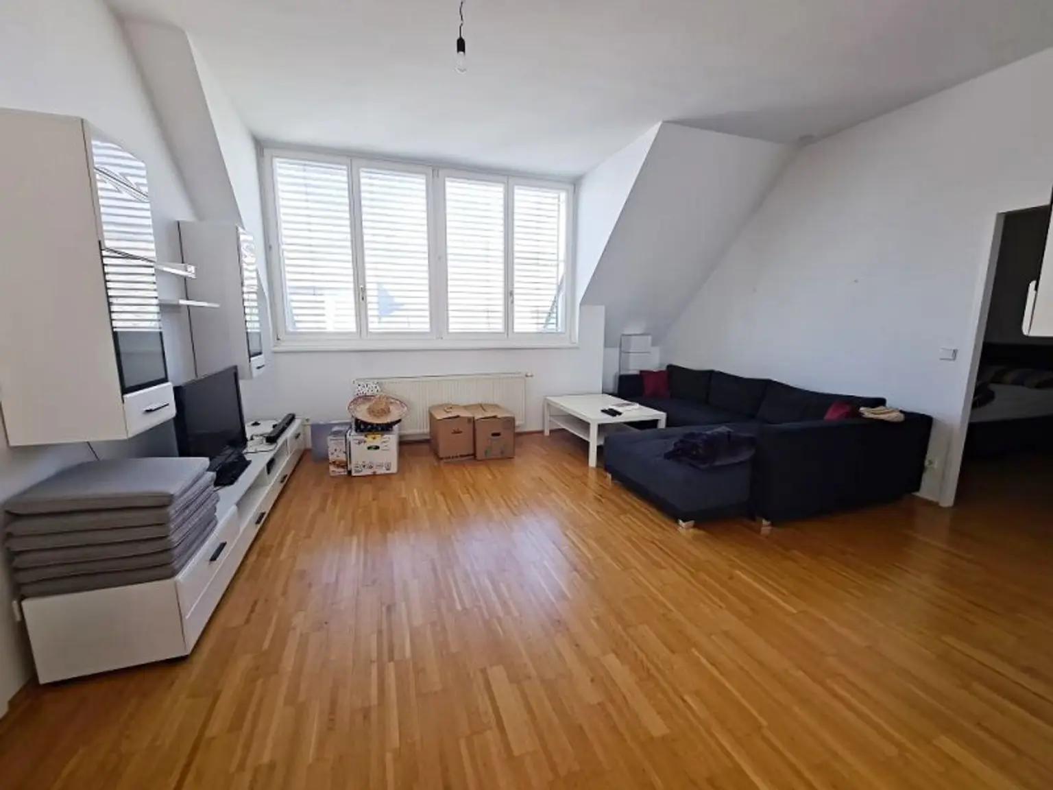 TERRASSENHIT, U1-NÄHE, 84 m2 Dachgeschoß mit 30 m2 Terrasse, 2 Zimmer, Wohnküche, 2 Bäder, Parketten, Viktorgasse