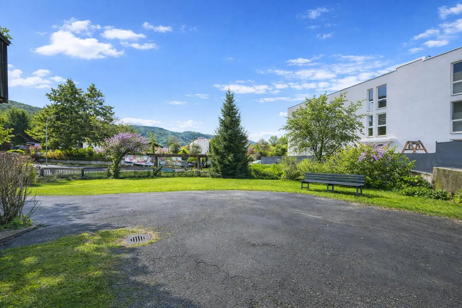 Außenfläche mit viel Grün