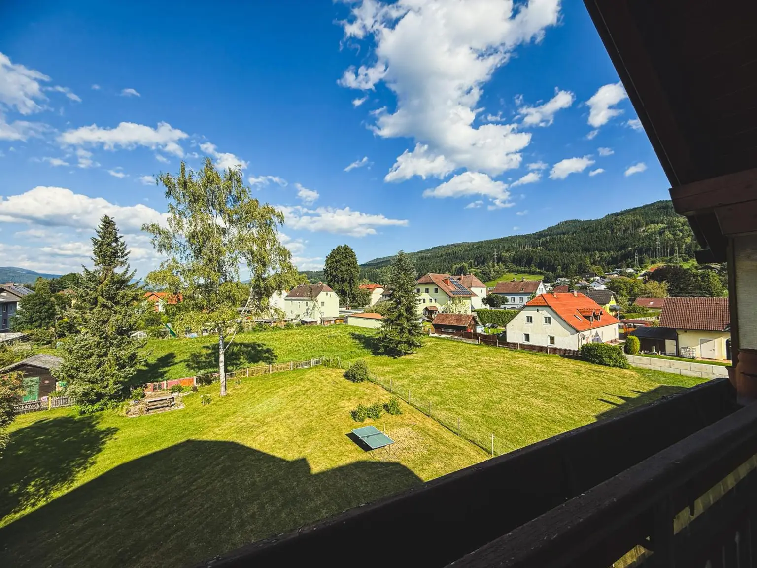 *** Hochwertig möbliert & top saniert: Stilvolle 74m²-Wohnung mit Loggia in ruhiger Lage + Carport ***