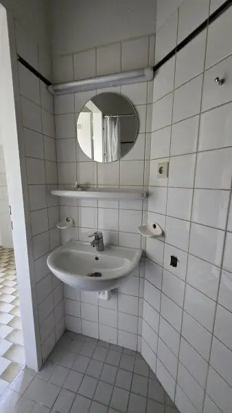 2-Zimmer-Wohnung in brauchbarem Zustand (Sanierungsbedarf!) - Balkon+Hofausrichtung - 3.Stock OHNE Lift