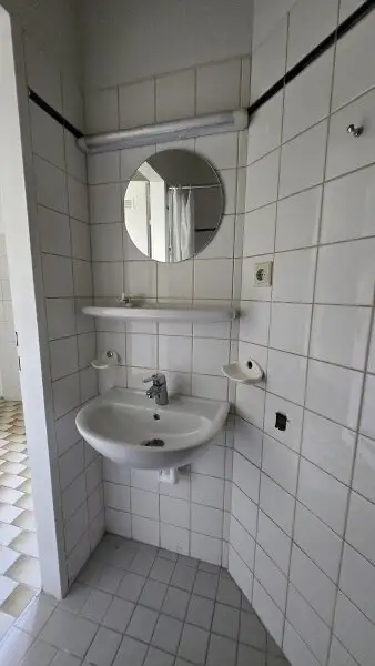 2-Zimmer-Wohnung in brauchbarem Zustand (Sanierungsbedarf!) - Balkon+Hofausrichtung - 3.Stock OHNE Lift
