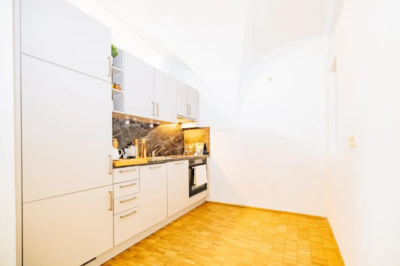 1 MONAT MIETFREI I AB SOFORT I XL-TERRASSE I TOP-KÜCHE I SEHR HELL & RUHIG I BADEWANNE I WG TAUGLICH I MODERN SANIERT I LICHTDURCHFLUTET I SEHR ZENTRALE LAGE AM STADTPARK I