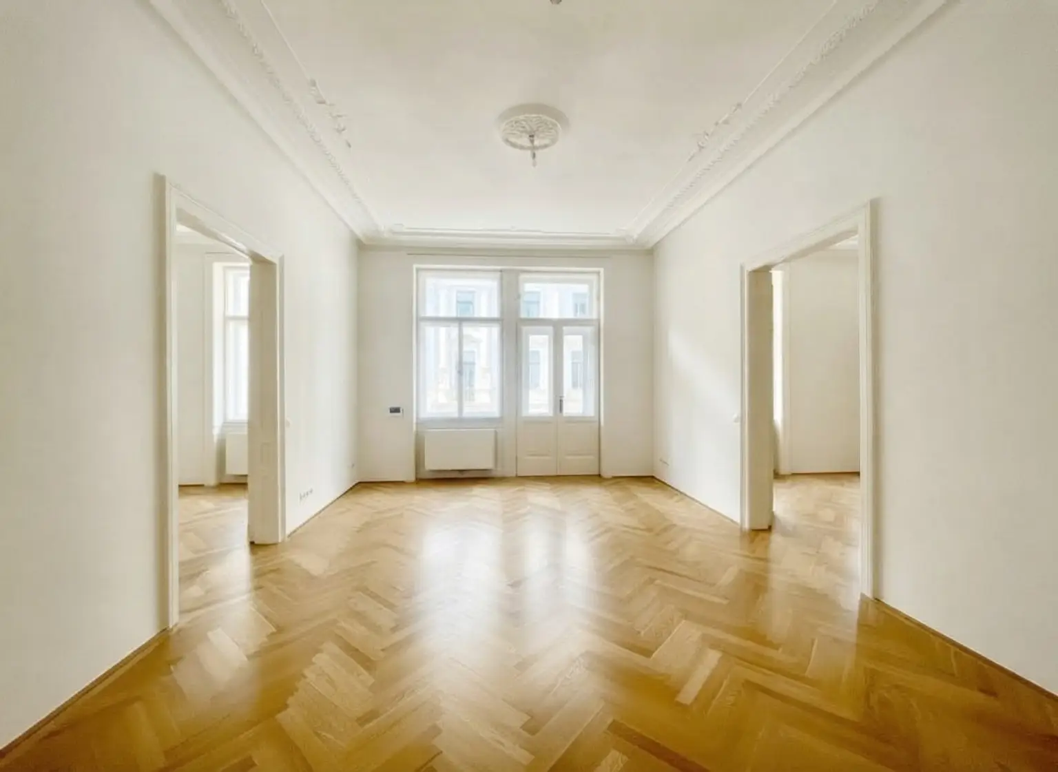UNBEFRISTET: Klimatisierte, traumhafte Altbauwohnung mit Stuck in prominenter Lage / UNLIMITED: Air-conditioned, gorgeous apartment in a historic building in a prime location