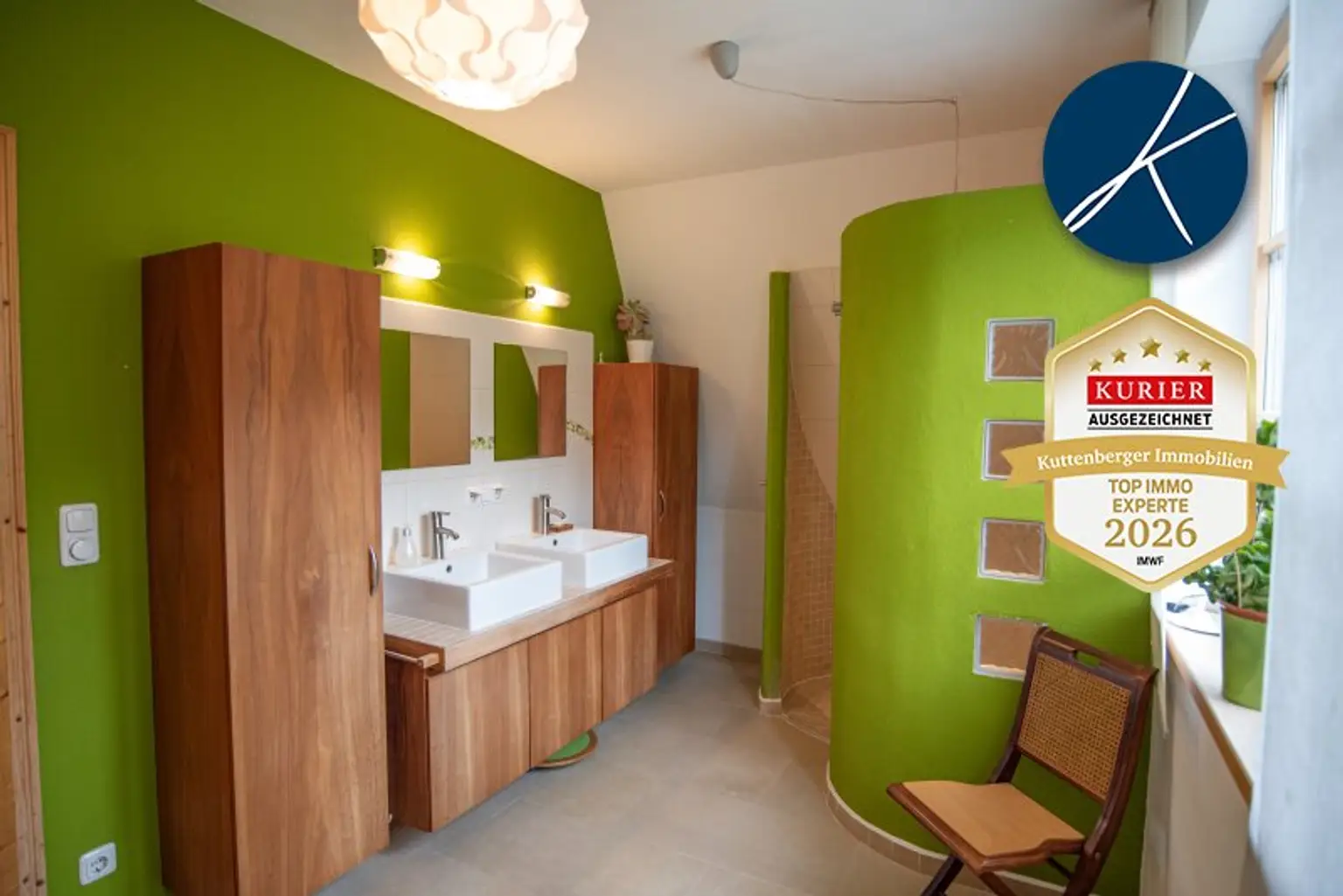 Badezimmer mit Badewanne und Dusche