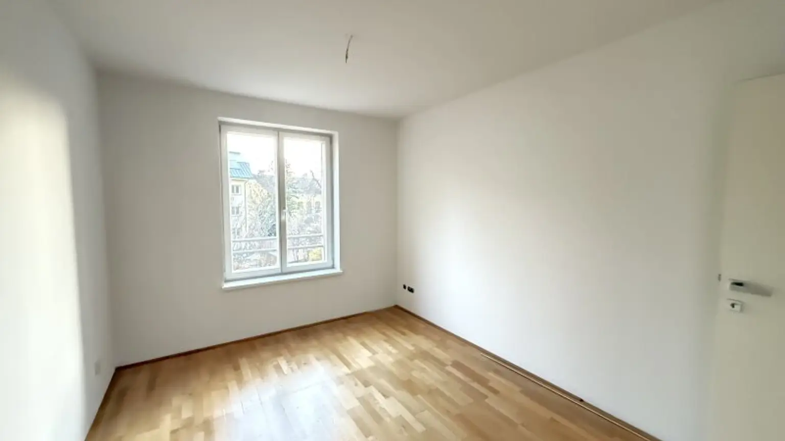 Nahe Schönbrunn: 2-Zimmer-Wohnung mit Balkon und Wintergarten, sowie ein opt. Stellplatz!