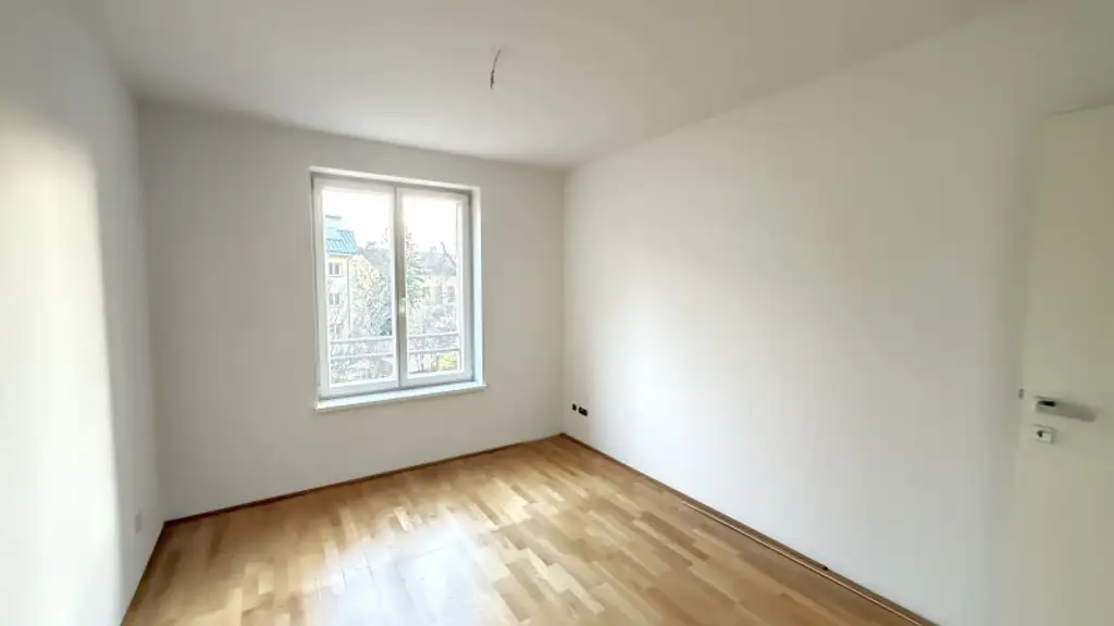 Nahe Schönbrunn: 2-Zimmer-Wohnung mit Balkon und Wintergarten, sowie ein opt. Stellplatz!