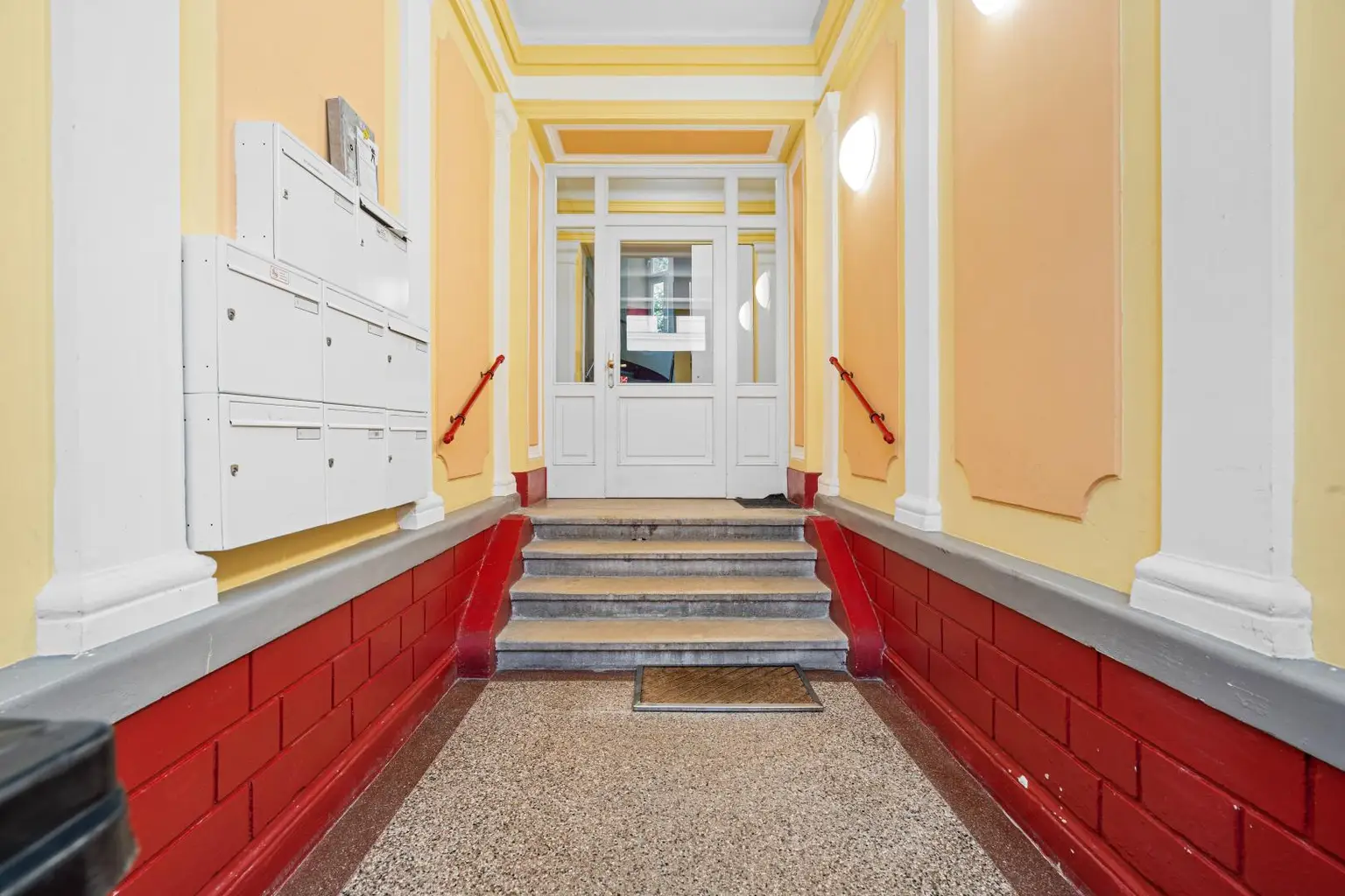 "Private Hofterasse unter Baumkrone!"