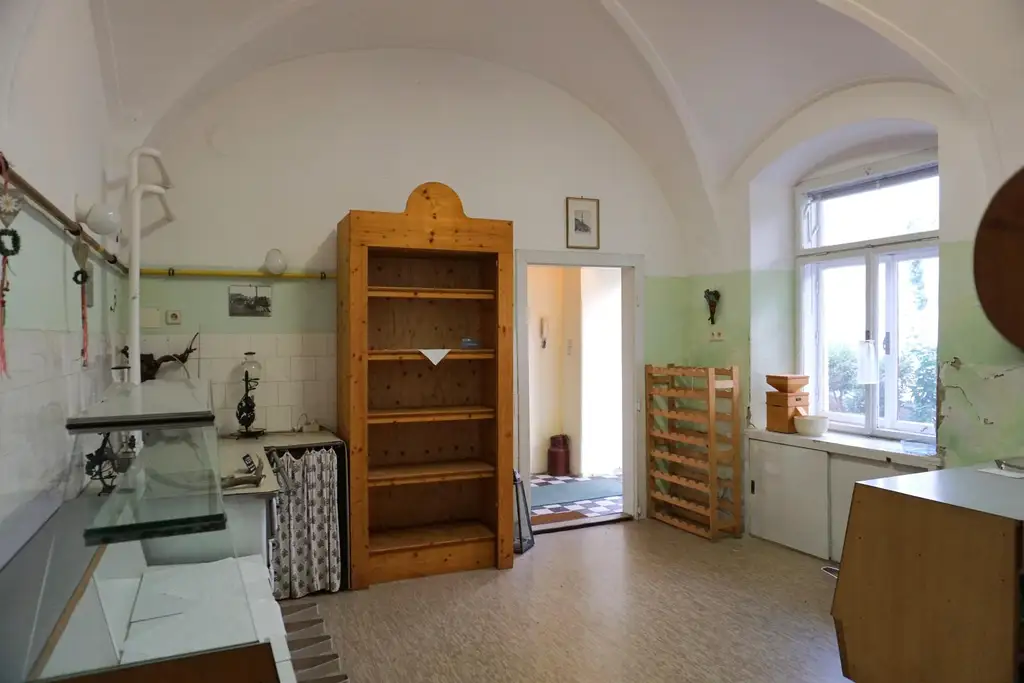 Ladenlokal mit großzügigen Arbeitsräumen und Kühlhäusern auf ca. 100m2