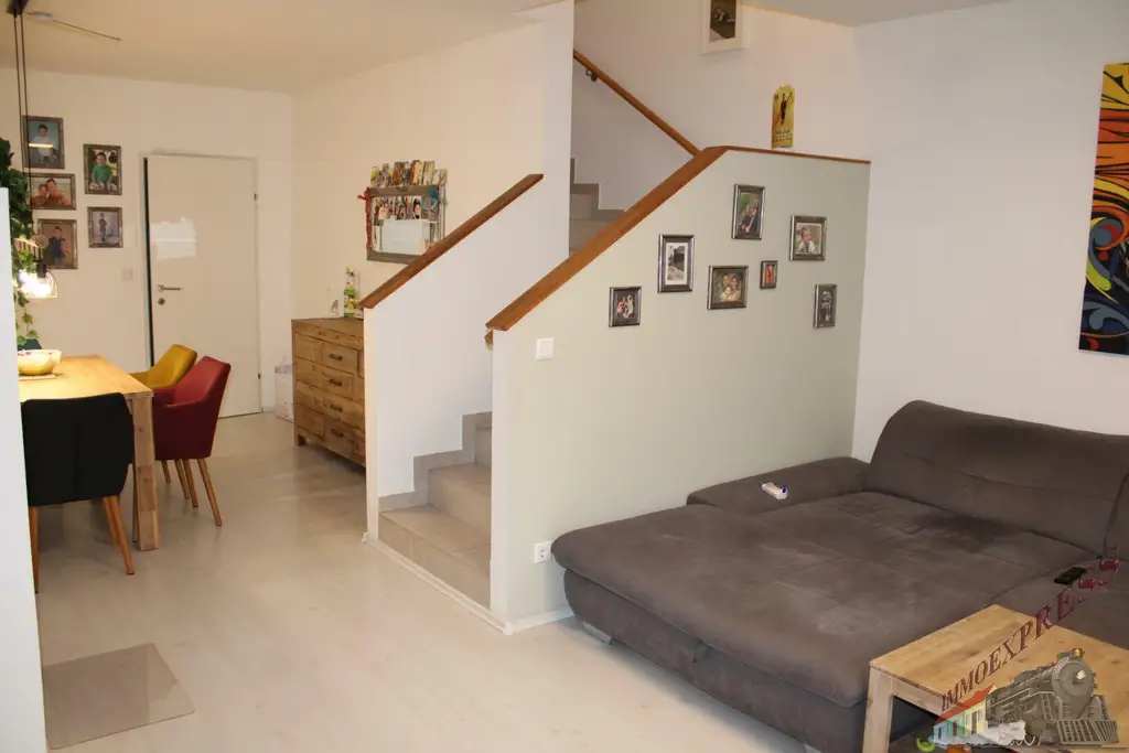 Modernes Eckeihenhaus mit Keller und mit Garten, Pool & Garage in Toplage von Münchendorf