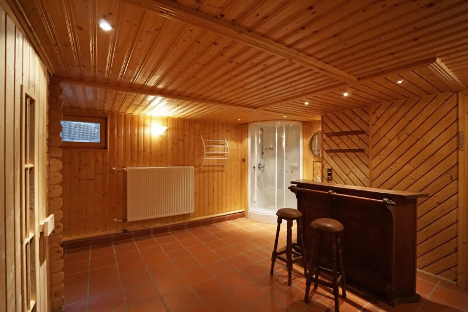 Familienidyll in Grünruhelage am Waldrand mit großem Garten, Schwimmbecken und Sauna