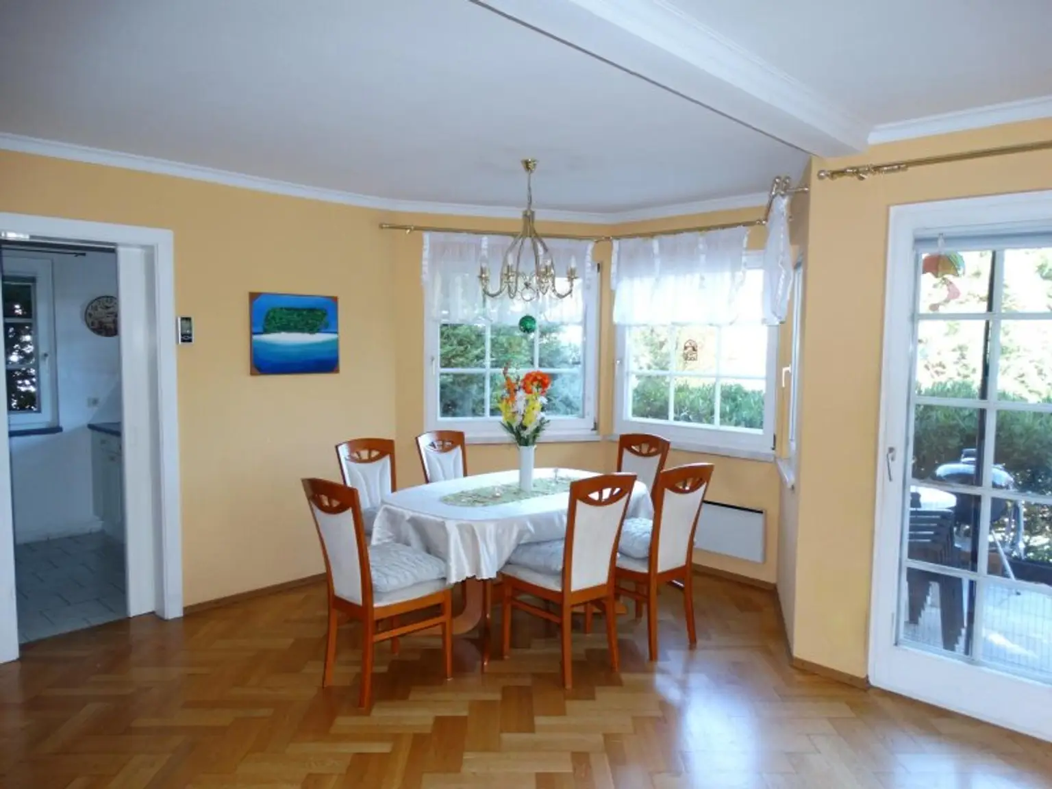 BUNGALOW INMITTEN DER VEGETATION IN RUHELAGE