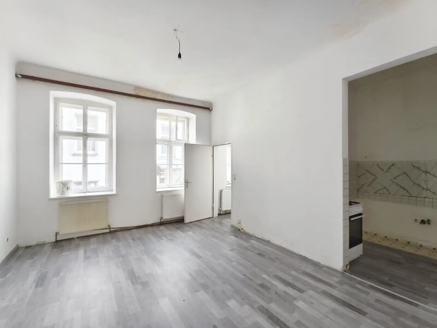 Wohn-/Esszimmer mit Blick zum Küchenbereich und Vorraum