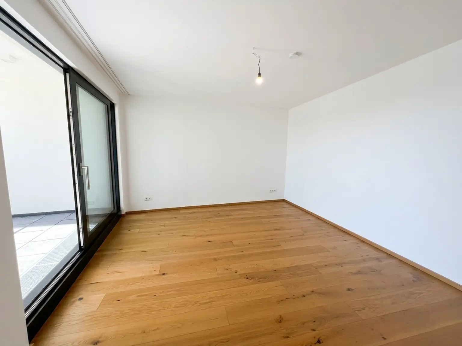 UNBEFRISTET: Ansprechende, klimatisierte Dachgeschosswohnung mit 2 Loggien in Top Lage