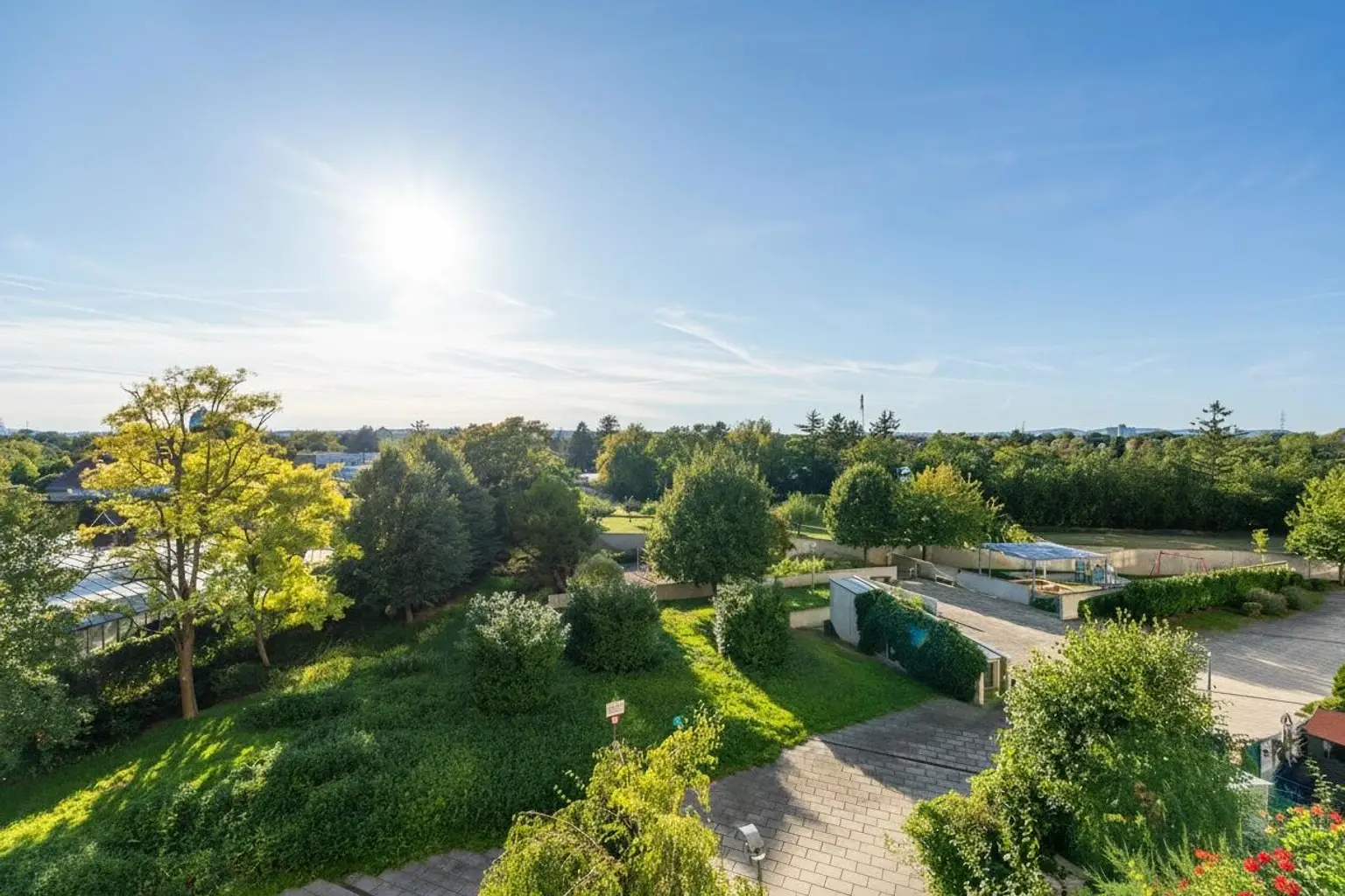 "Helle und voll möblierte Wohnung"