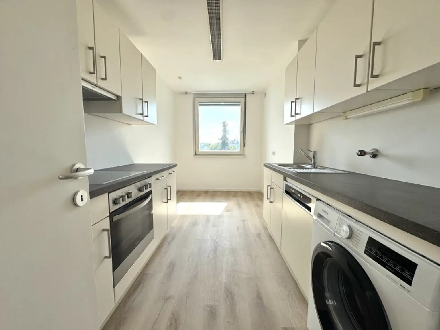 Residieren mit Blick ins Grüne - renovierte Dachgeschosswohnung mit 2 Terrassen - U4 Ober St. Veit