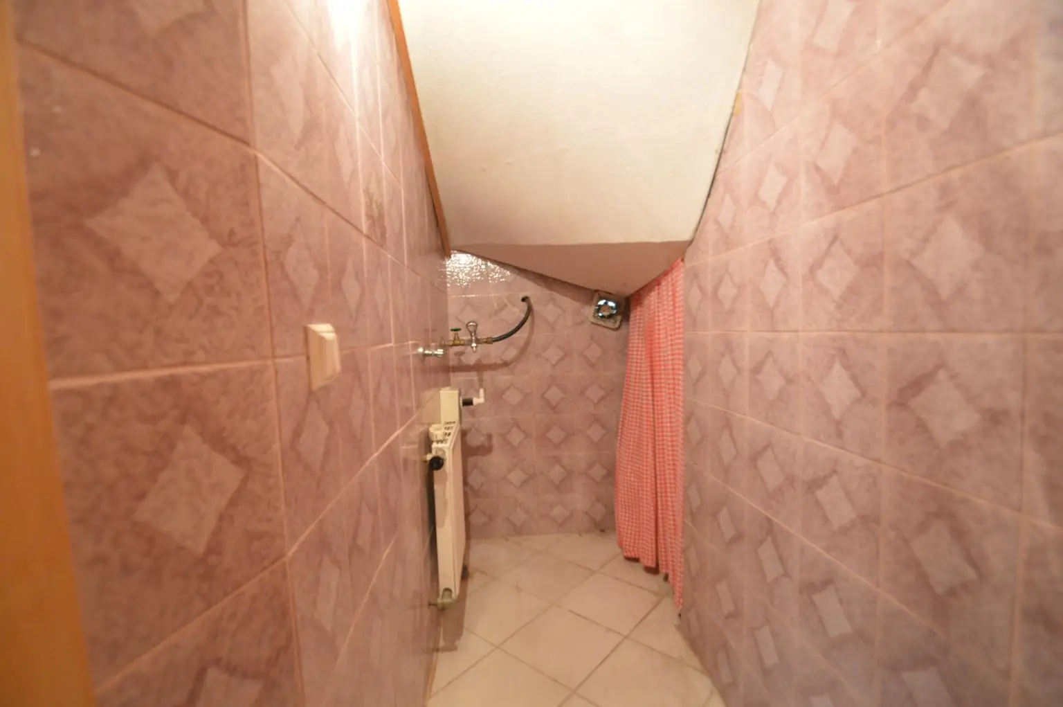 Sanitärraum im Keller 4080