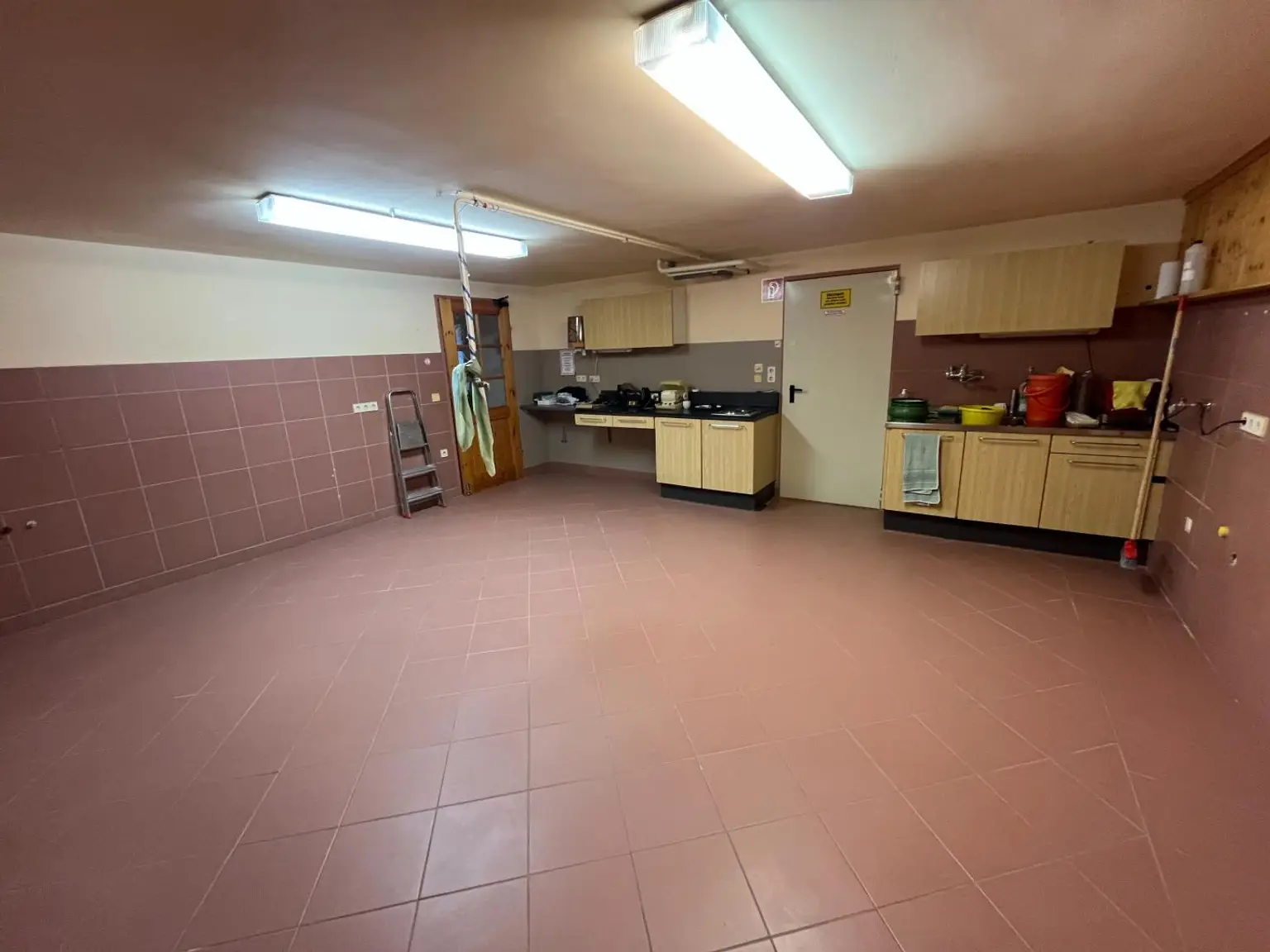 Kellergeschoss großer Raum - ehemaliges Labor