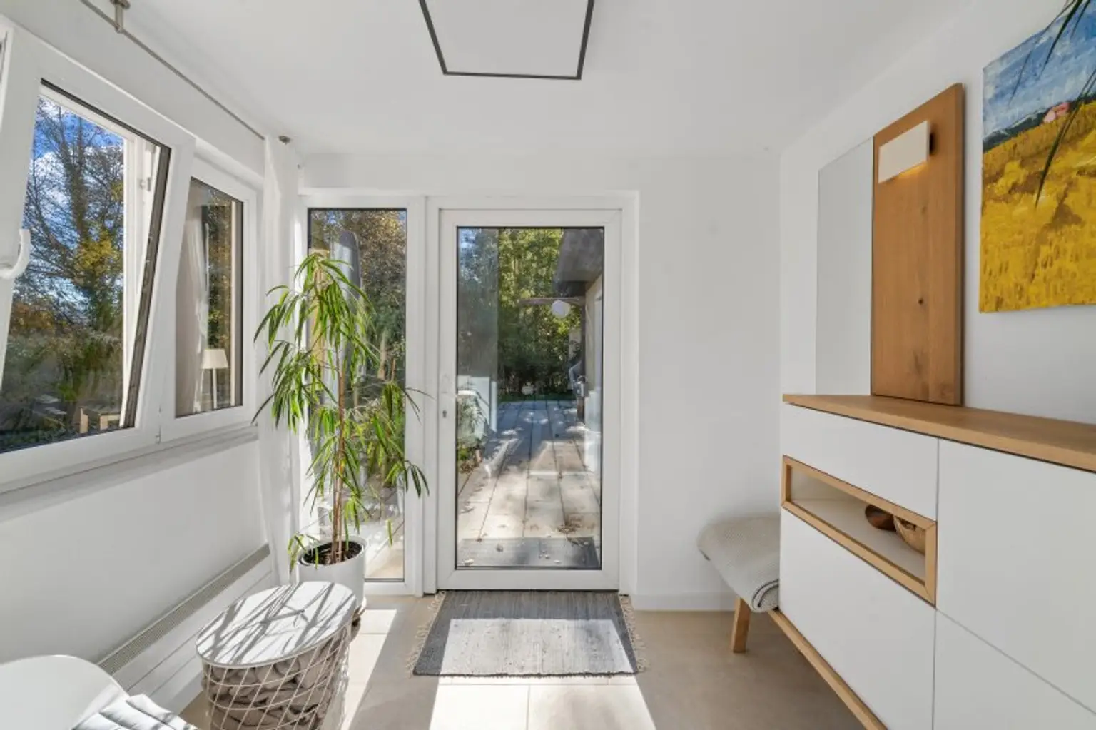 Wohnen mit Blick in den Wienerwald – Außergewöhnlicher Bungalow mit Pool und Photovoltaik