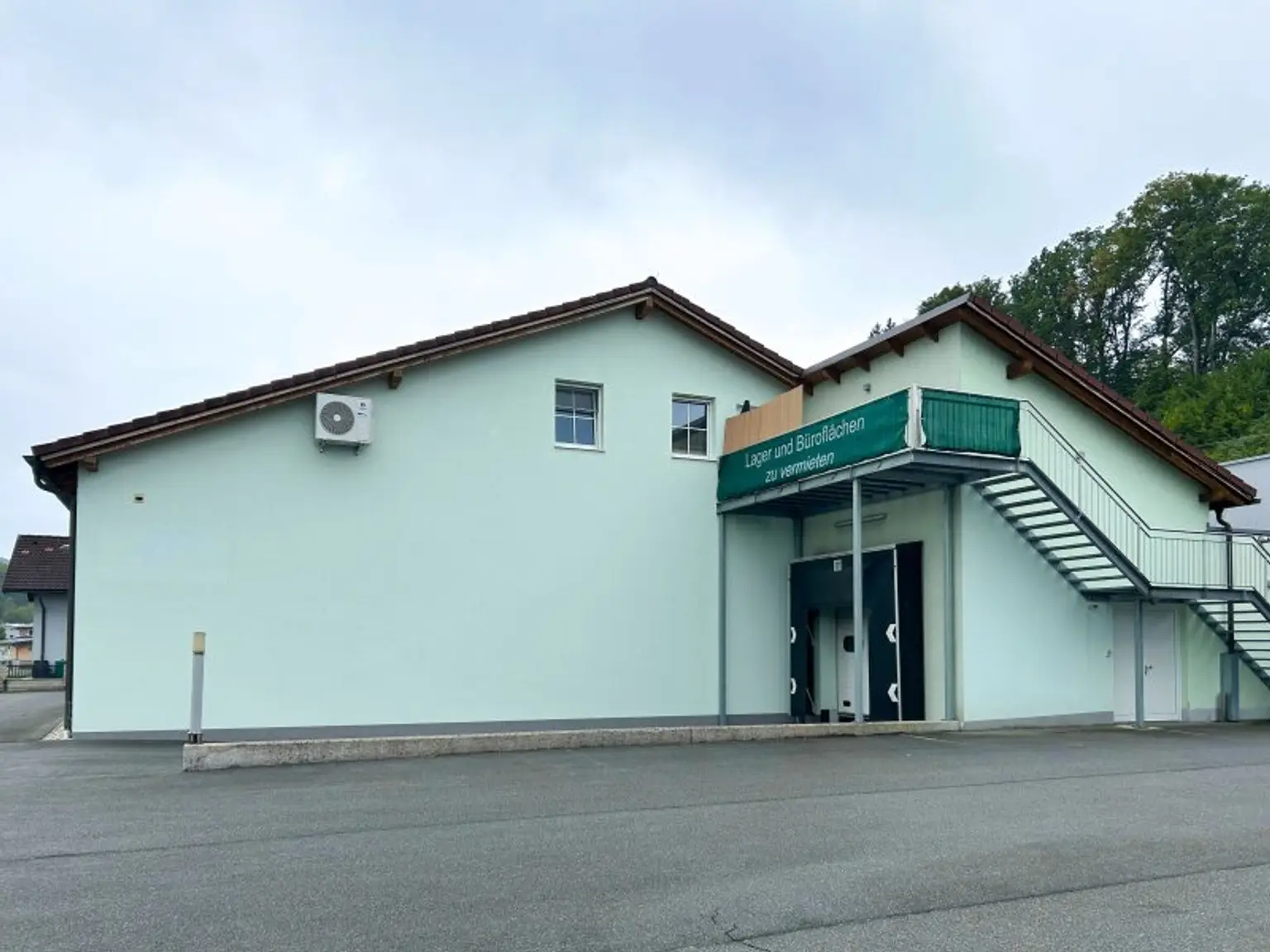Moderne Gewerbehalle mit Büroflächen in Pinsdorf zu mieten!