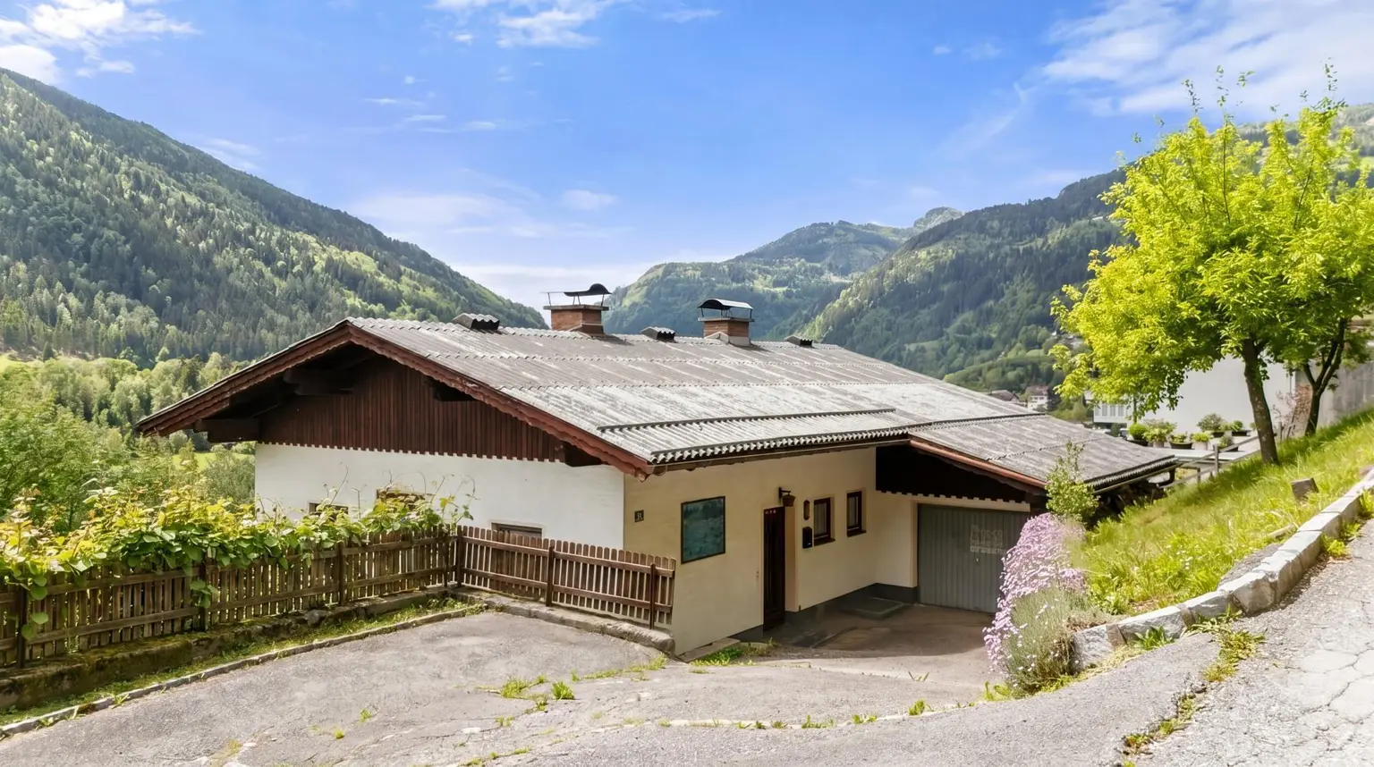 Nordansicht mit Parkplatz