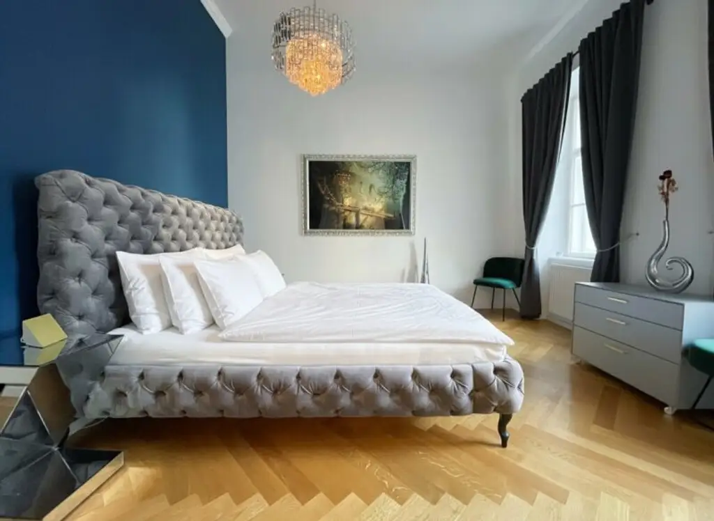 Exklusive Altbau-Residenz mit modernster Technik – hofseitige 2-Zimmerwohnung mit Balkon beim Naschmarkt