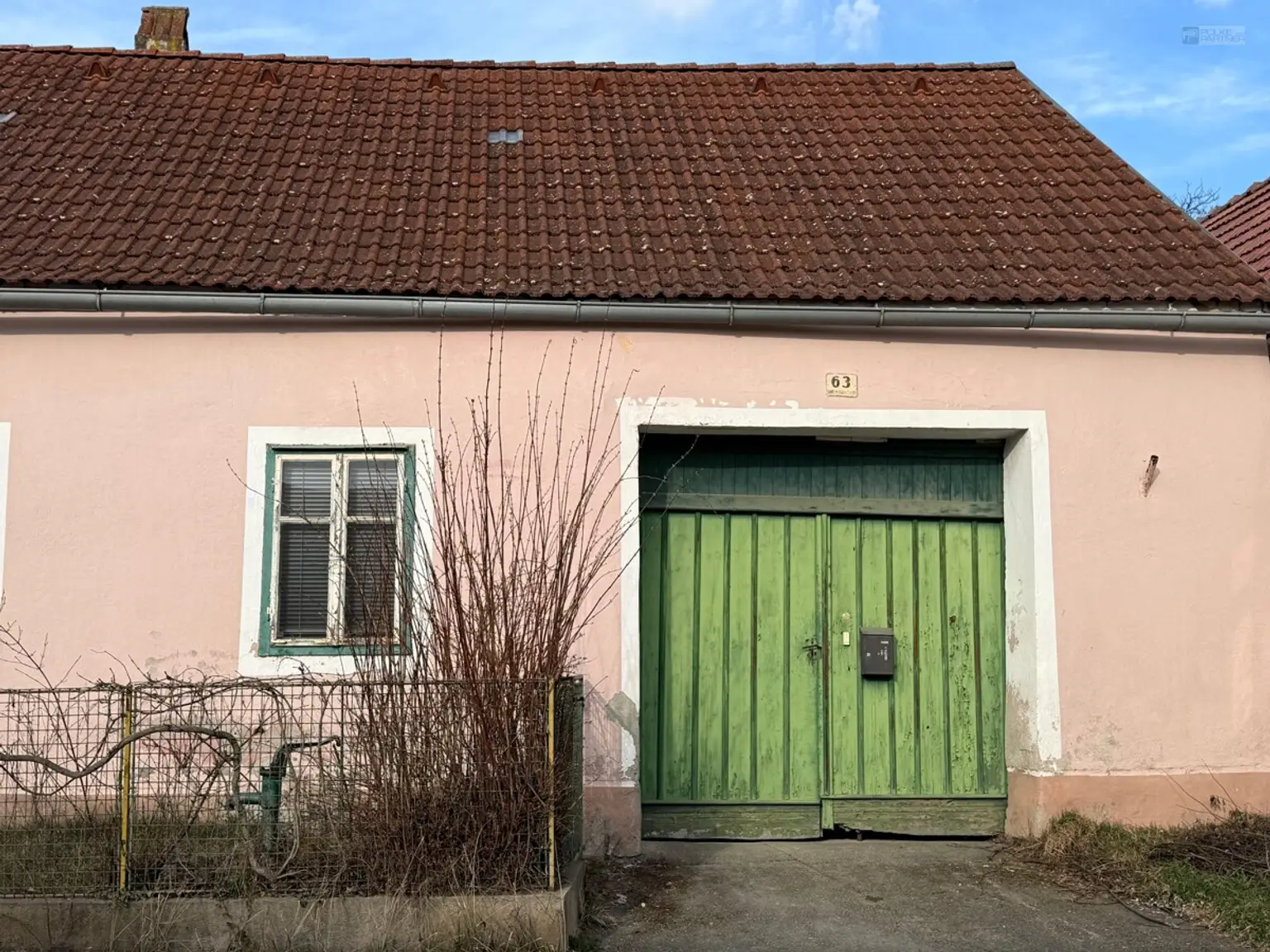 Hauseingang und Brunnen