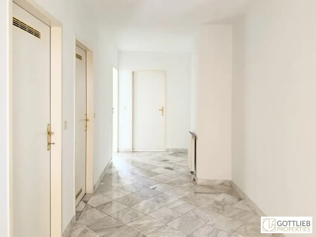 Bestlage beim Hamerlingplatz! Lichtdurchflutete 3-Zimmer-Altbau-Wohnung in saniertem Vorstadthaus inklusive zwei Garagenplätze