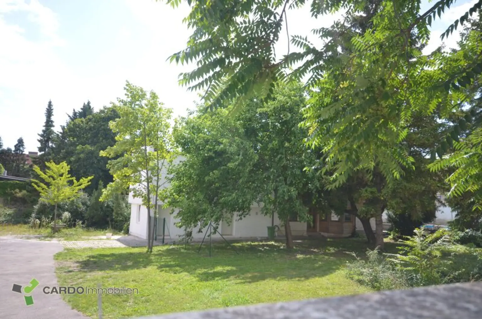 Frisch sanierte Stockhaus mit Pool in Grünlage, ruhigen Nebenstraße