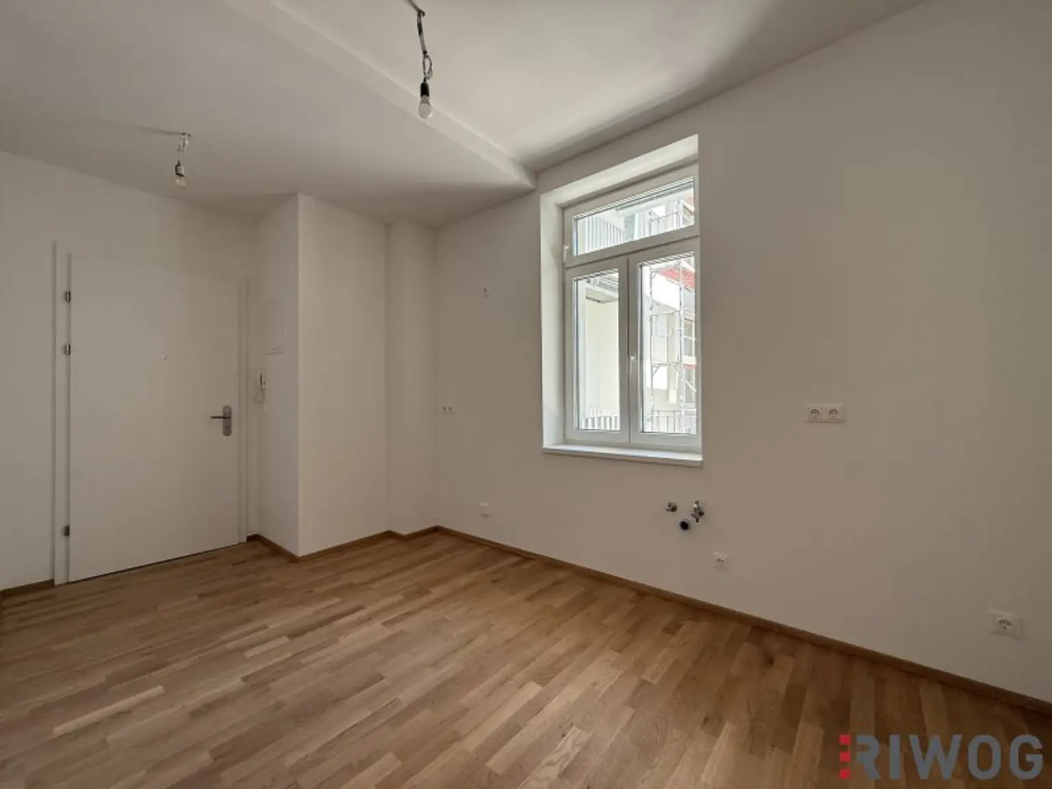 NEUER PREIS - SOMMERAKTION | 3-Zimmer Altbauwohnung mit großem innenhofseitigem Balkon im 1. Liftstock | ERSTBEZUG NACH SANIERUNG