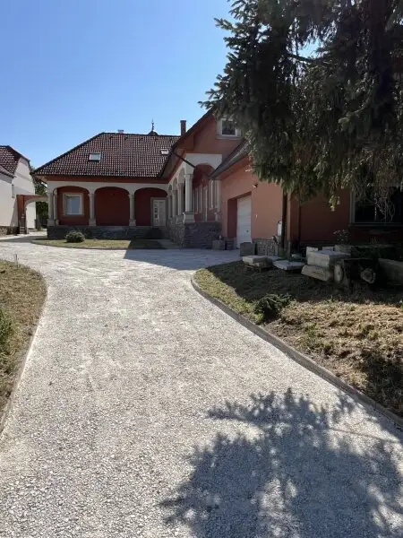 +++Traumhaus mit ländlicher Eleganz – ein geschmackvoll gestaltetes Einfamilienhaus im Herrenhausstil im Herzen von Lövő!+++