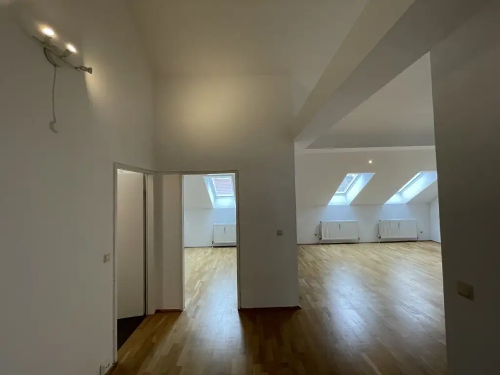 SANIERTE LUFTIGE DACHGESCHOSSWOHNUNG MIT BALKON - U4-NÄHE