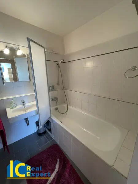 Geräumiges Wohlfühlbad mit Badewanne, Waschmaschinen Anschluss..