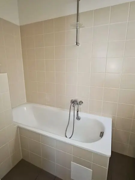 TERRASSENHIT, U1-NÄHE, 84 m2 Dachgeschoß mit 30 m2 Terrasse, 2 Zimmer, Wohnküche, 2 Bäder, Parketten, Viktorgasse