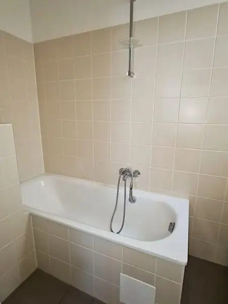 TERRASSENHIT, U1-NÄHE, 84 m2 Dachgeschoß mit 30 m2 Terrasse, 2 Zimmer, Wohnküche, 2 Bäder, Parketten, Viktorgasse