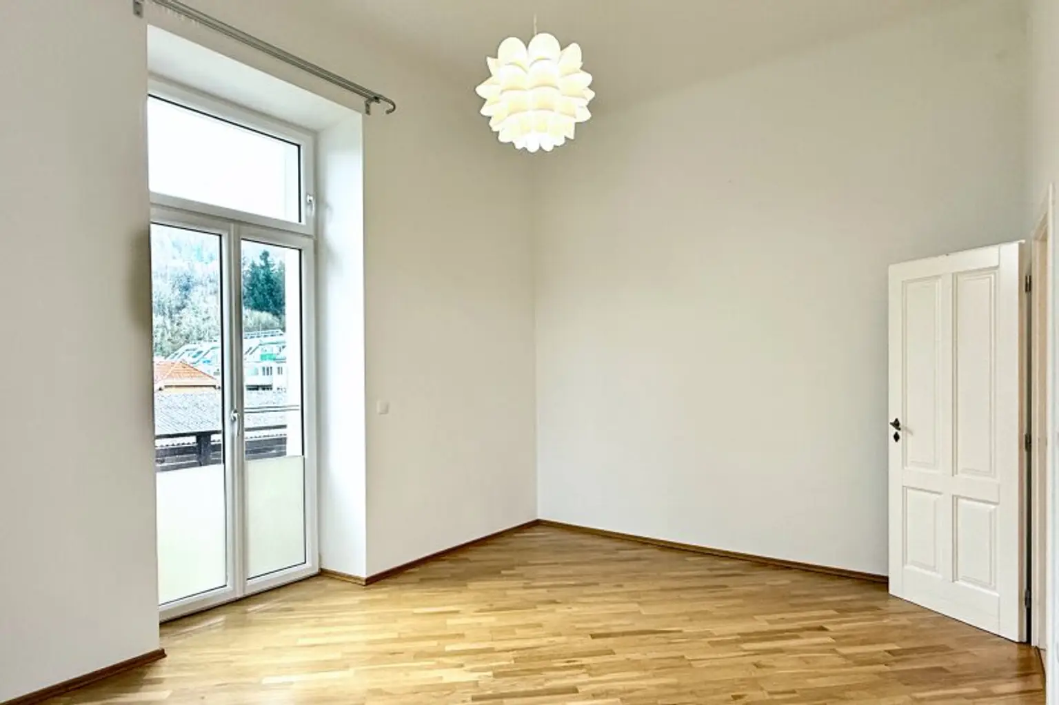 Großzügige Altbauwohnung im Zentrum von Pressbaum