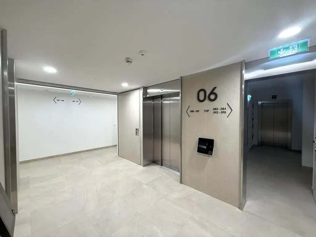 Kleine Perle im ultramodernen Wohnhaus mit Pool am Dach zu mieten // Small gem in an ultra-modern apartm. building with pool on the roof for rent //