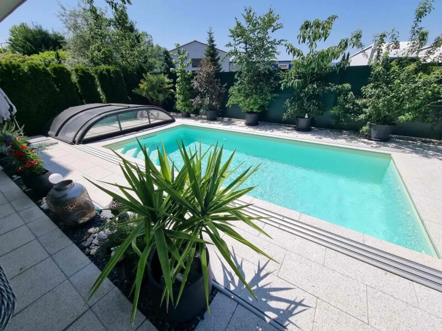 Traumhafte und neuwertige 3 Zi Gartenwohnung mit 220m² Eigengarten und Massiv-Pool in Waidmannsdorf mit Tiefgarage