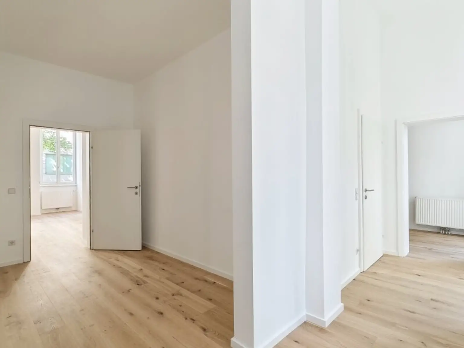 Vorraum mit Blick ins Wohn-/Esszimmer und Schlafzimmer