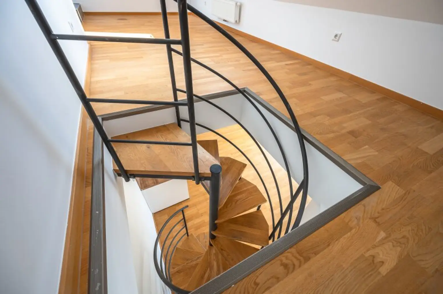 ++NEU++ Stylische Maisonette im Dachgeschoss – 3 Zimmer mit Sonnenterrasse