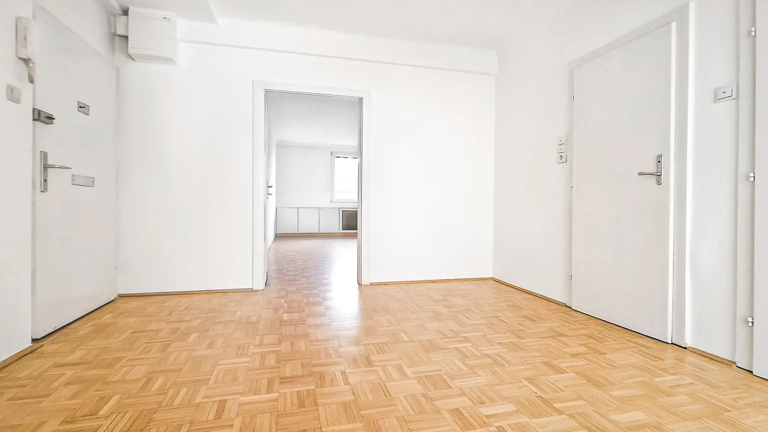 Eigentumswohnung mit Garage in ausgezeichneter Lage nahe Brunnenmarkt. Top Verkehrsanbindung und Infrastruktur
