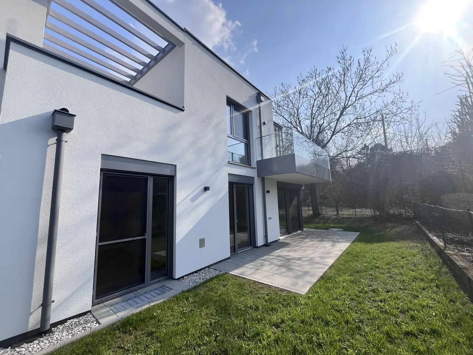 Erstbezug !!! Traumhafte Doppelhaushälfte -  mit 5 Zimmern, Garten, Wohnkeller und Stellplätzen!