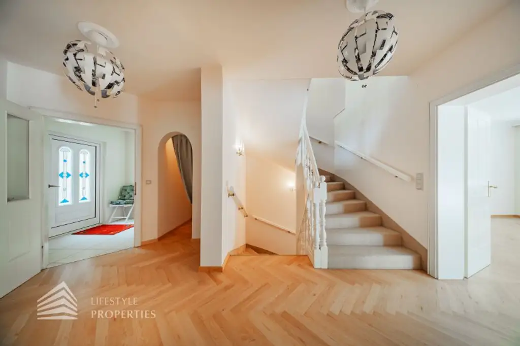 Beeindruckende Villa mit gepflegten Garten und Pool