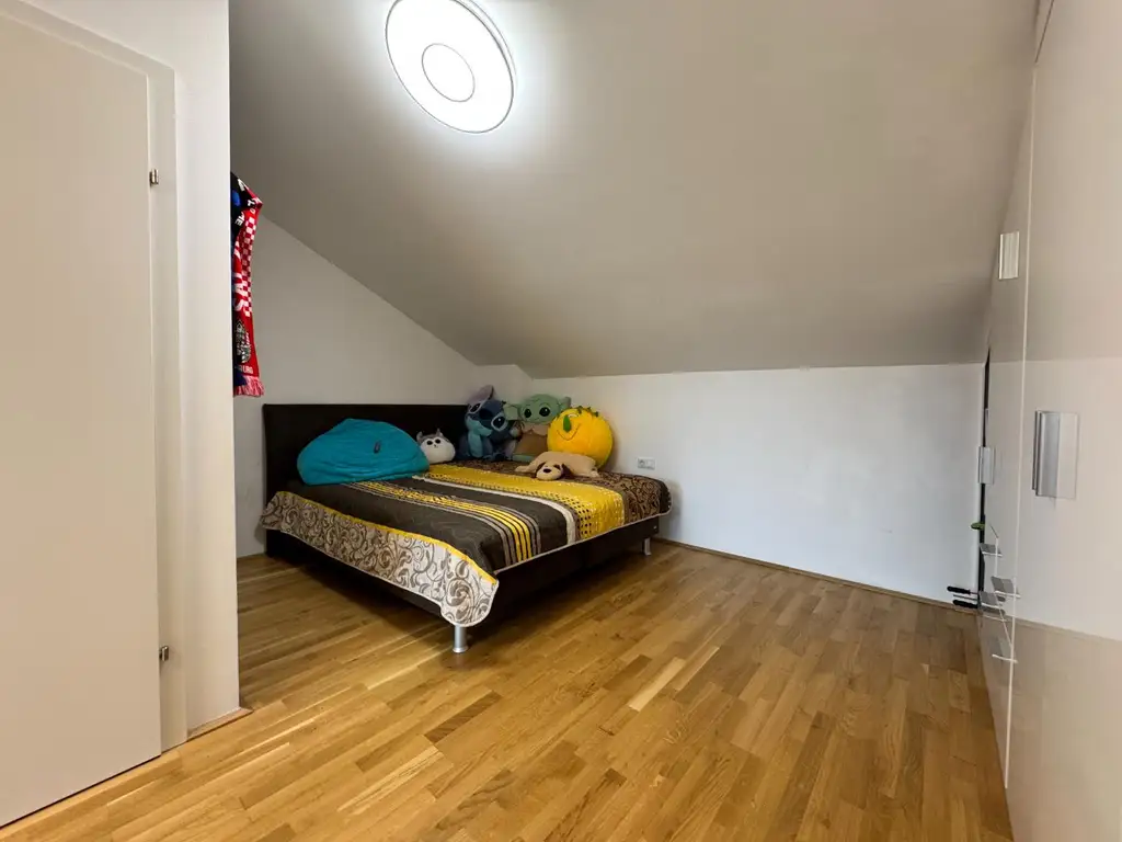 Moderne Reihenhausvilla mit Studio im DG und XXL-Dachterrasse, Carport und KFZ-Abstellplatz in Zentrumsnähe von Vöcklabruck