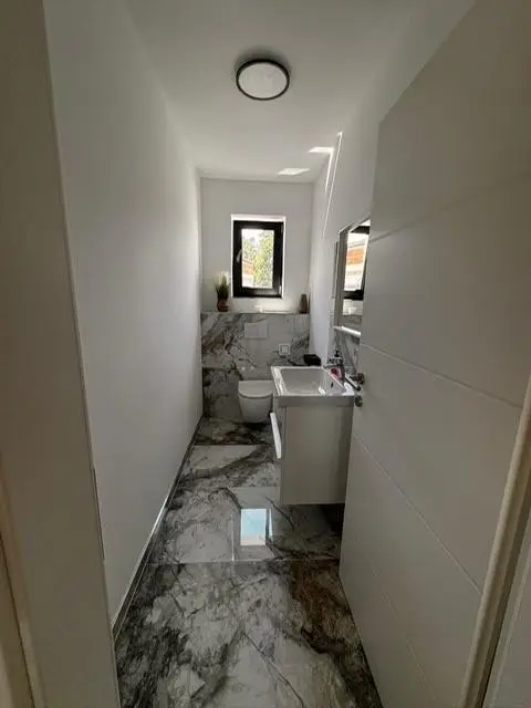 Neuwertiges Wohnhaus in ruhiger Lage