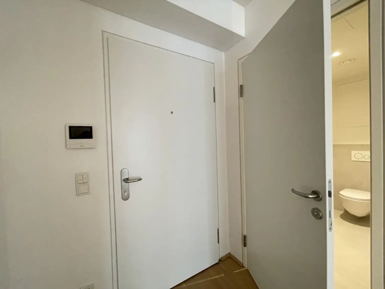 ***** Belvedereblick: unbefristete 3 Zimmer Neubau mit Loggia ab August zur Vermietung *****